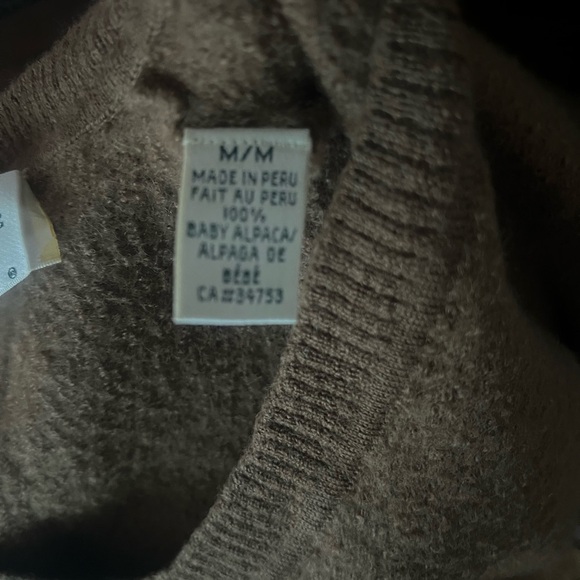 Womens Baby Alpaca Link
Stitch V-Neck Sweater in Camel
Size M 228.00 - Picture 6 of 6